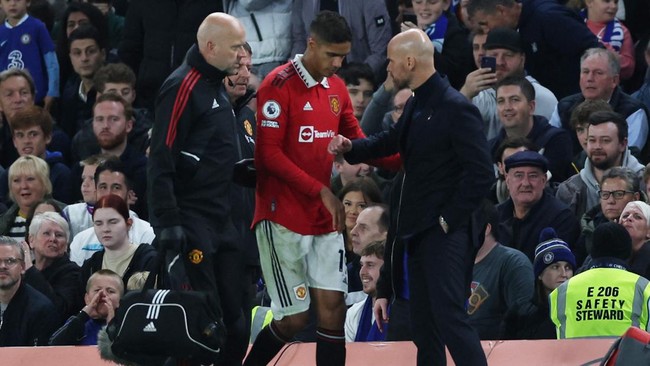 Pelatih Manchester United Erik Ten Hag memastikan Raphael Varane akan absen panjang, tapi berpeluang besar main di Piala Dunia 2022.