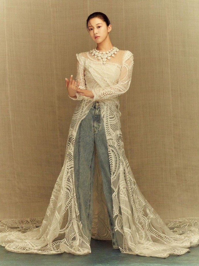 Go Yoon Jung Tampil Mewah dan Berkelas di Pemotretan Vogue Korea
