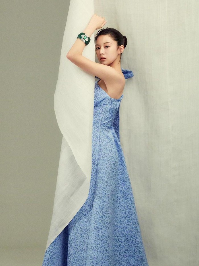 Dalam pemotretan kali ini, Go Yoon Jung tampil menawan dalam balutan gaun formal dengan warna-warna yang indah dan dihiasi dengan perhiasan Boucheron yang mewah dan cantik./ Foto: instagram.com/voguekorea