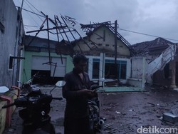 Puting Beliung Rusak Ratusan Rumah di Dusun Mlaten Sidokepung Sidoarjo