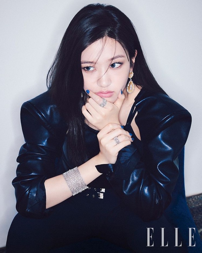 Meskipun terbilang baru saja memulai debutnya dalam waktu 1 tahun bersama IVE, Yujin kerap didapuk sebagai model untuk pemotretan sejumlah majalah hingga brand ternama, salah satunya ‘ELLE’./ Foto: instagram.com/ellekorea
