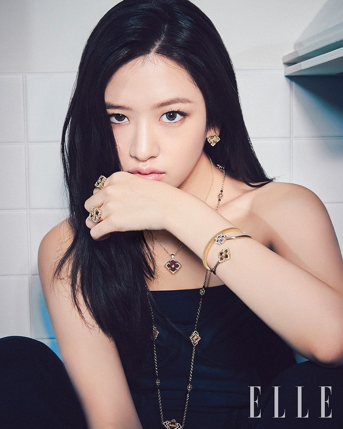 Pada bulan Oktober lalu, Yujin memamerkan beberapa foto dirinya melakukan pemotretan untuk majalah fashion Elle Korea yang juga berkolaborasi dengan brand perhiasan asal Italia, Buccelati./ Foto: instagram.com/ellekorea