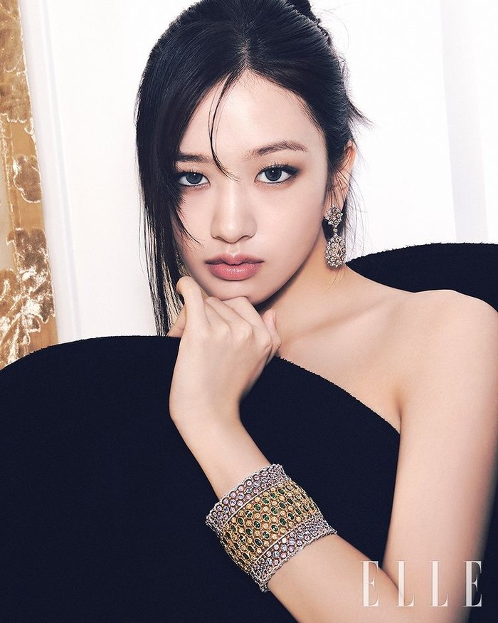 Dalam pemotretan kali ini, sang idol menunjukkan pesona megah, namun klasik dengan outfit yang classy dan dipadu padankan dengan berbagai koleksi perhiasan dari Buccelati./ Foto: instagram.com/ellekorea