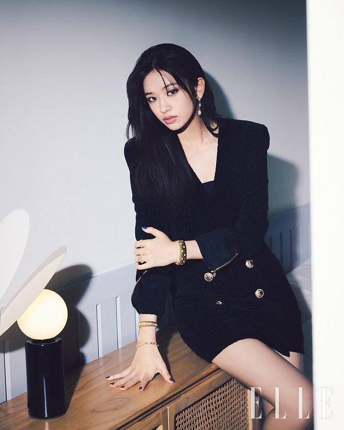 Dikenal akan desainnya yang bertekstur dan artsy dengan kombinasi menarik ala Romawi, mulai dari anting-anting, kalung, cincin hingga gelang, semua perhiasan itu sangat cocok bertengger di Yujin./ Foto: instagram.com/ellekorea