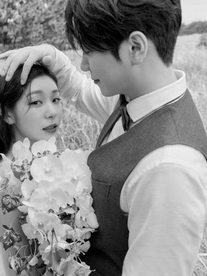 Hari pernikahan Kim Yuna ditandai sebagai hari patah hati nasional karena atlet skater tersebut sangat dicintai oleh seluruh masyarakat Korea. Namun di sisi lain, mereka juga turut berbahagia di hari pernikahan sang atlet favorit./ Foto: soompi.com