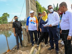Heru Budi Tinjau Proyek Tanggul Kali Semanan Jakbar: Upaya Kendalikan Banjir