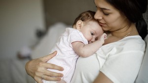 Tips Membangun Bonding Antara Orangtua dan Bayi: Ngobrol dan Nyanyi