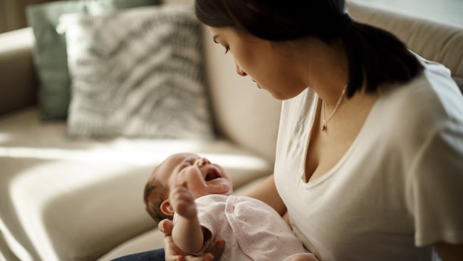 Penumpukan gas di perut bayi bisa menyebabkan perut kembung. Saat bayi kesulitan kentut, adakah cara mudah dan aman bantu bayi kentut?