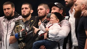 FOTO: Momen Indah Makhachev dan Khabib di UFC 280