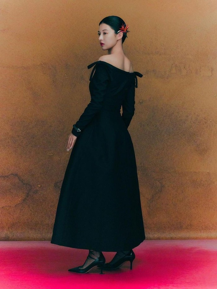 Karena memiliki wajah cantik yang terkesan mahal dan anggun, Go Yoon Jung pun terpilih sebagai model untuk sebuah brand perhiasan bernama Boucheron./ Foto: instagram.com/voguekorea