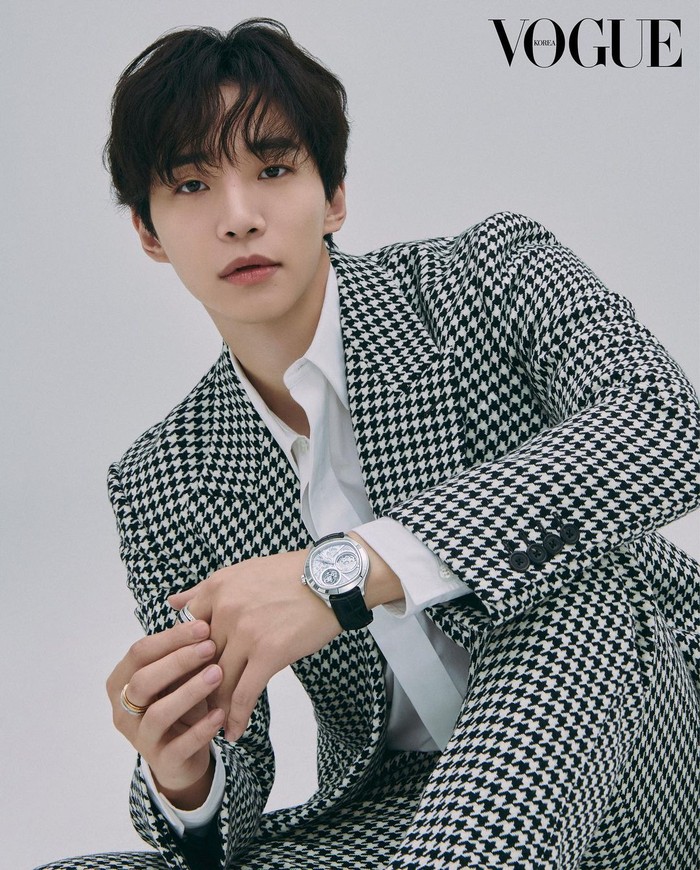 Mengenakan setelan jas serta jam tangan dan perhiasan mewah dari Piaget, Lee Jun Ho tampil dengan aura mahal yang kental./ Foto: instagram.com/voguekorea