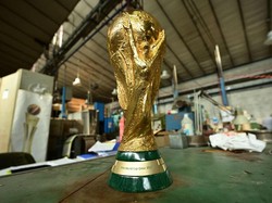 Replika Trofi Piala Dunia dari Batu Diklaim Terbesar di Dunia