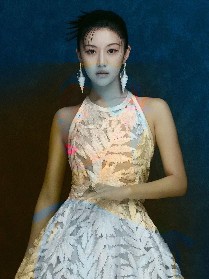 Meskipun hanya muncul beberapa kali saja dalam drama tersebut, tetapi kecantikan Go Yoon Jung tetap berhasil menarik perhatian para penonton./ Foto: instagram.com/voguekorea