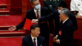 FOTO: Momen Eks Presiden China Digiring Keluar Kongres Partai Komunis