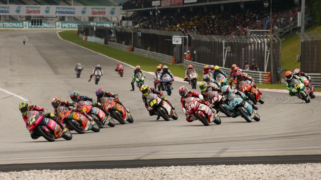 John McPhee meraih kemenangan dramatis atas Ayumu Sasaki di Moto3 Malaysia 2022 yang berlangsung di Sirkuit Sepang, Kuala Lumpur, Minggu (23/10).