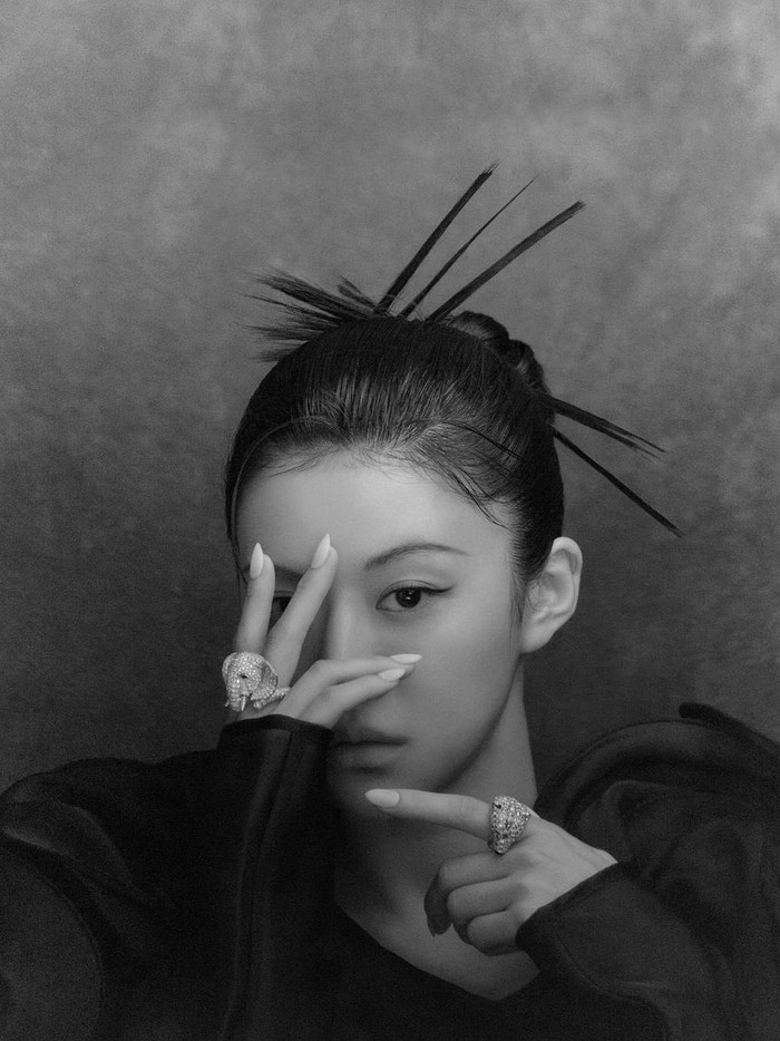 Mulai dari anting-anting besar, cincin berbentuk hewan, sampai dengan jepitan besar berbentuk sama dengan anting, semua perhiasan tersebut nampak cocok digunakan oleh Go Yoon Jung./ Foto: instagram.com/voguekorea