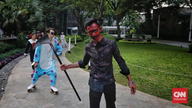 FOTO: Saat 'Hantu-hantu' Menyeramkan Bermain Sepatu Roda