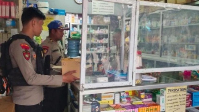 Kepolisian dari mulai wilayah barat hingga timur melakukan langkah memastikan penyetopan peredaran obat sirop seiring meningkatnya kasus gagal ginjal akut.