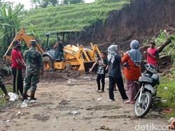 Tebing 10 Meter di Blitar Longsor, Akses Jalan Desa Terputus