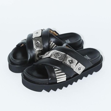 img-title Deretan Brand Fashion Jepang Ini Sering Terlihat Dipakai Anak Jaksel, Tertarik Punya?