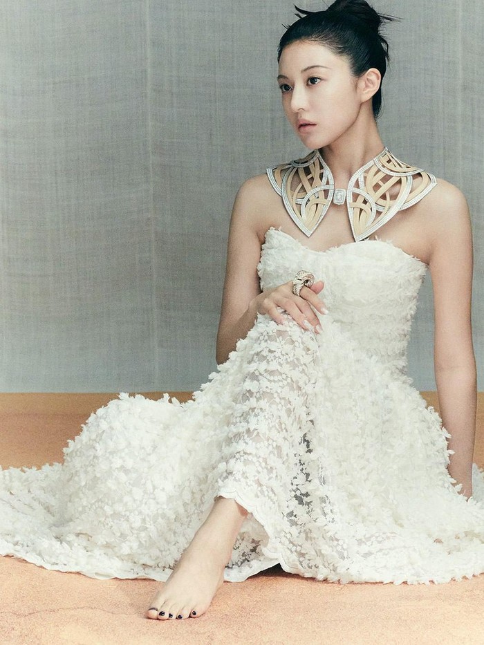 Setelah popularitasnya naik berkat perannya dalam serial Netflix ‘Sweet Home’ dan drama ‘Law School’, Go Yoon Jung semakin populer setelah membintangi drama ‘Alchemy of Souls’./ Foto: instagram.com/voguekorea