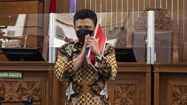 ART Sambo dicurigai memakai handsfree saat sidang di PN Jaksel. Ia menjadi saksi dari pihak Sambo dalam kasus pembunuhan Brigadir J.