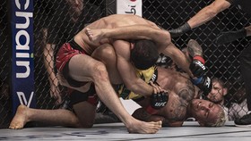 FOTO: Islam Makhachev Kunci Oliveira Hingga Nyerah di UFC 280