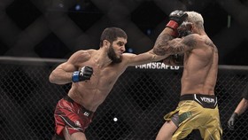 Kronologi Makhachev Kalahkan Oliveira di Ronde 2 UFC 280