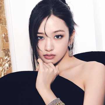 img-title Tampil Classy dan Pancarkan Aura 'Mahal', Intip Potret Terbaru Yujin IVE untukElle Korea Bersama Buccellati