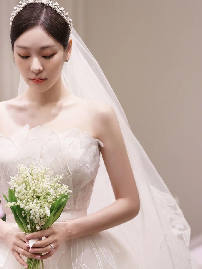 Atlet skating Kim Yuna yang banyak dicintai oleh penggemar juga umumkan pernikahannya dengan Ko Woo Rim Forestella. Keduanya mengikat janji pada 22 Oktober lalu di tempat yang indah./ Foto: instagram.com/yunakim