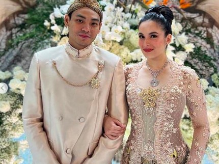 7 Potret Momen Lamaran Chelsea Islan dengan Politikus Muda, Bernuansa Jawa