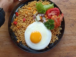 Sajian Indomie Goreng Persis Kemasannya, Telur Mata Sapi Sempurna Bikin Salfok