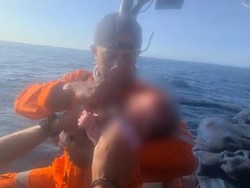 Evakuasi Bayi di Tengah Kobaran Api Kapal Terbakar di Kupang