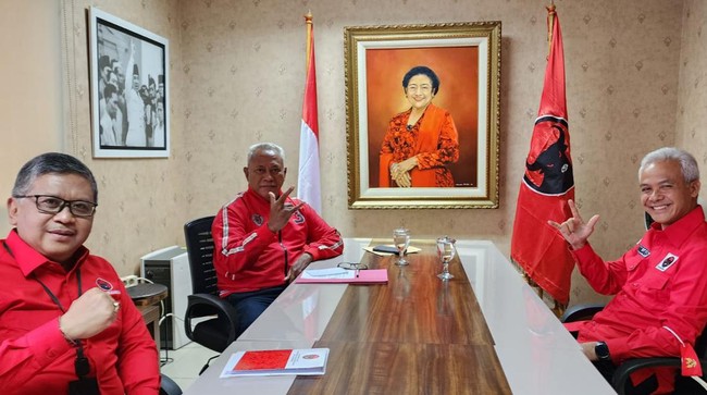 Gubernur Jateng Ganjar Pranowo mengaku akan memperbaiki komunikasi publik usai mendapat sanksi teguran lisan dari DPP PDIP buntut pernyataan siap capres 2024.