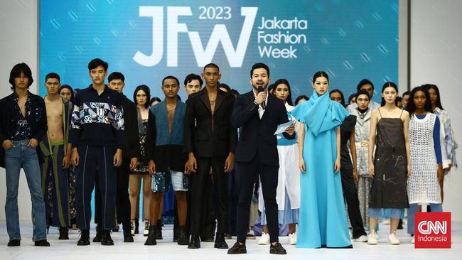 Jakarta Fashion Week (JFW) 2023 resmi dibuka di Pondok Indah Mall 3, Jakarta, Senin (24/10). Ratusan desainer dan jenama akan menampilkan koleksi teranyarnya.