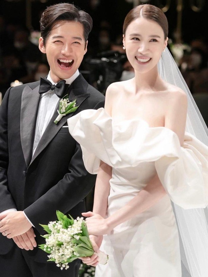 Jin Ah Reum akhirnya resmi menjadi istri dari Nam Goong Min usai berpacaran selama 7 tahun. Pernikahan mewah mereka digelar tertutup dan dihadiri oleh teman dekat keduanya pada awal September lalu./ Foto: instagram.com/jin_areum
