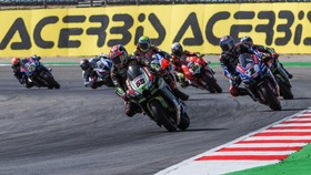 Aktivitas Pembalap WSBK di Lombok: Jalan-jalan dan Nikmati Air Kelapa