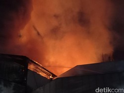 Hampir 10 Jam, Kebakaran Gudang Tripleks di Bandung Belum Padam