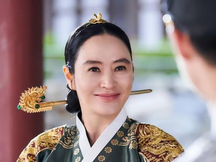 Rahasia Awet Muda Kim Hye Soo Pemeran Ratu Under the Queen's Umbrella di Usia 52 Tahun