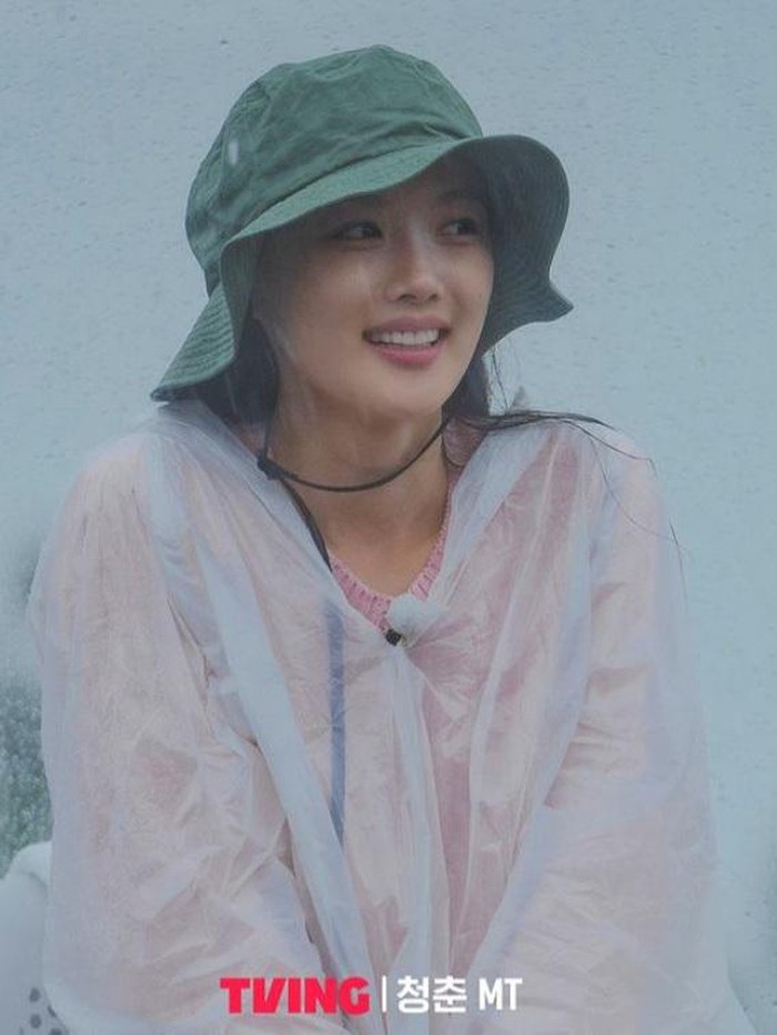 Kim Yoo Jung berpartisipasi dalam variety show Young Actors’ Retreat bersama beberapa aktor dan aktris populer lainnya/Foto: instagram.com/tving.official