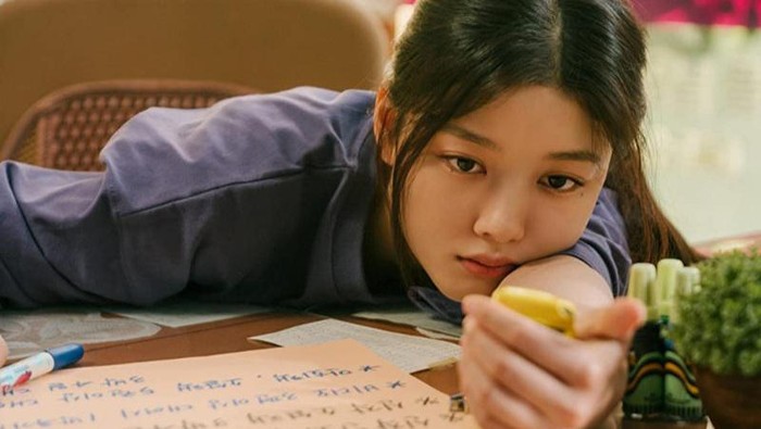 Kim Yoo Jung kembali ke layar lebar melalui film 20th Century Girl yang viral di Netflix. Ia berperan sebagai karakter utama bernama Na Bora/Foto: imdb.com
