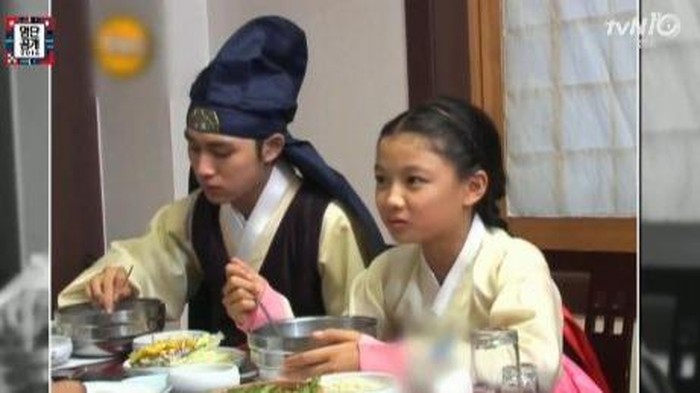 Kim Yoo Jung meraih penghargaan sebagai Best Child Actress pada MBC Drama Awards 2012, berkat karakter Heo Yeon Woo muda dalam K-drama The Moon Embracing The Sun/Foto: hancinema.net