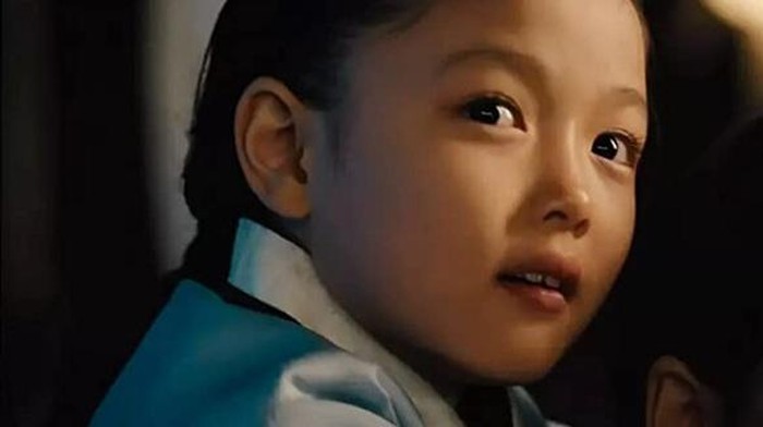 Kim Yoo Jung sukses memerankan sosok masa kecil dari Hwang Jin Yi yang diperankan Song Hye Kyo dalam film Hwang Jin Yi pada tahun 2007/Foto: imdb.com