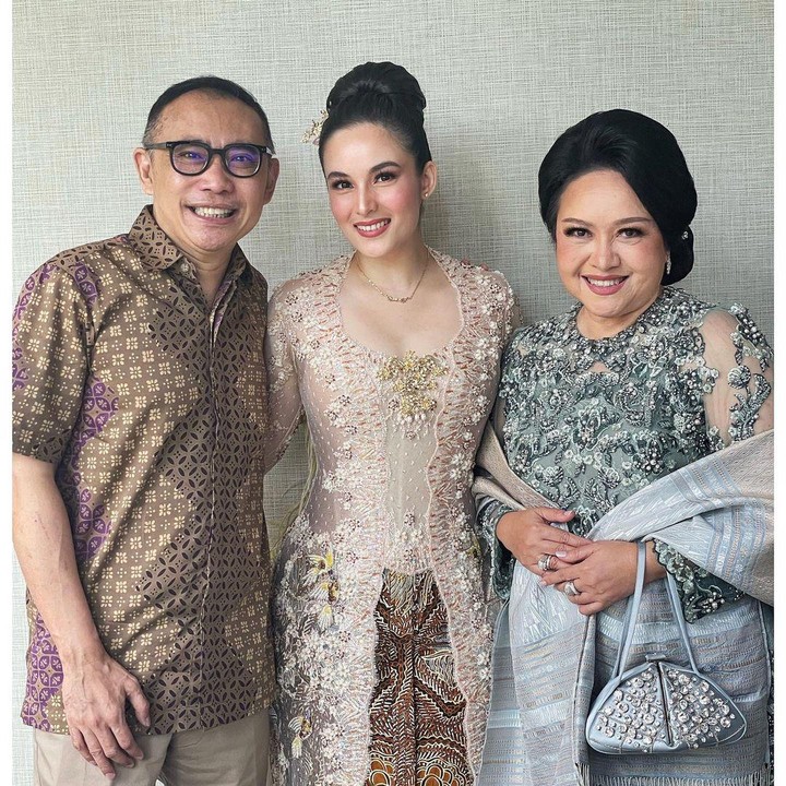 <p>Acara lamaran tersebut digelar pada Senin, 24 Oktober 2022. Hal itu diketahui lewat unggahan sejumlah kerabat dekat Chelsea Islan. (Foto: Instagram @jusuf_long)</p>
