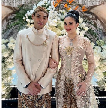 img-title Detail Gaya Lamaran Chelsea Islan dan Rob Clinton Perpaduan Elegan Adat Jawa dan Batak