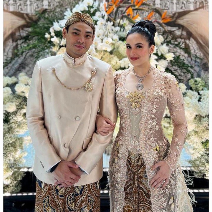 <p>Pasangan ini juga terlihat serasi dengan busana bernuansa bernuansa Jawa. Chelsea Islan tampil memesona dalam balutan kebaya panjang dan rambut yang disanggul. (Foto: Instagram @jusuf_long)</p>