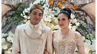 <p>Pasangan ini juga terlihat serasi dengan busana bernuansa bernuansa Jawa. Chelsea Islan tampil memesona dalam balutan kebaya panjang dan rambut yang disanggul. (Foto: Instagram @jusuf_long)</p>