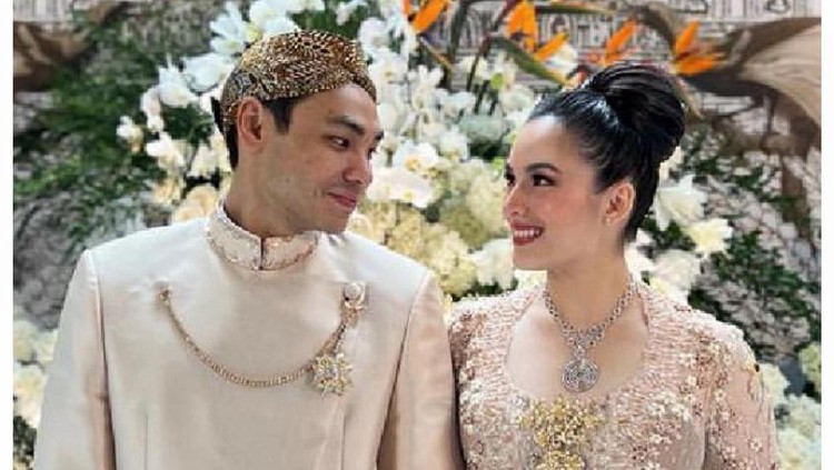 Lamaran Chelsea Islan dan Rob Clinton Kardinal Lamaran Chelsea Islan dan Rob Clinton Kardinal
