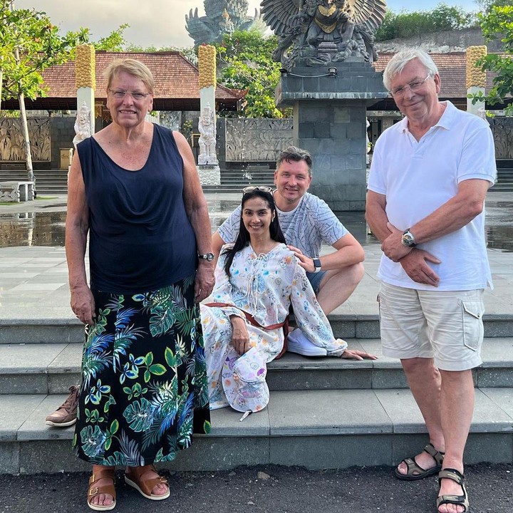 <p>Rumah tangga Maudy Koesnaedi dan Erik Meijer selalu terlihat harmonis. Artis keturunan Sunda itu juga menjalin hubungan hangat dengan kedua mertua bulenya, Ed Meijer dan Agnes Meijer yang berkebangsaan Belanda. Mereka merestui pernikahan sang putra dengan Maudy Koesnaedi pada 23 September 2001. (Foto: Instagram @maudykoesnaedi)</p>