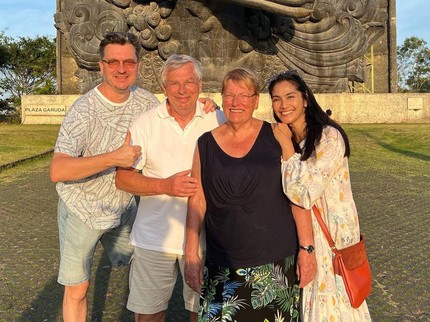 5 Potret Keakraban Maudy Koesnaedi dengan Mertua Asal Belanda